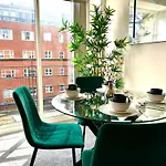 City Centre Escape - Stylish And Serene 1Br