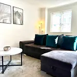 City Centre Escape - Stylish And Serene 1Br