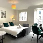 City Centre Escape - Stylish And Serene 1Br
